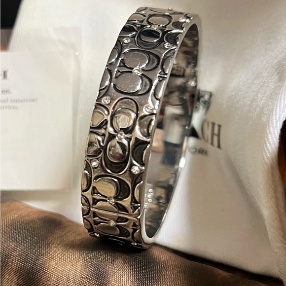 🔥🔥NWOT- AUTHENTIC-COACH-Silver-Tone Crystal Quilted C Bangle Bracelet🔥🔥 - Picture 4 of 14